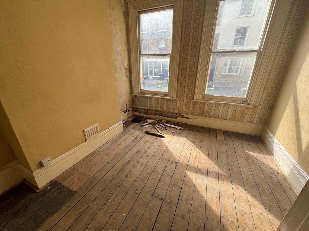Lot: 21 - FREEHOLD TWO-BEDROOM GARDEN MAISONETTE PLUS GROUND RENT - Bedroom 2